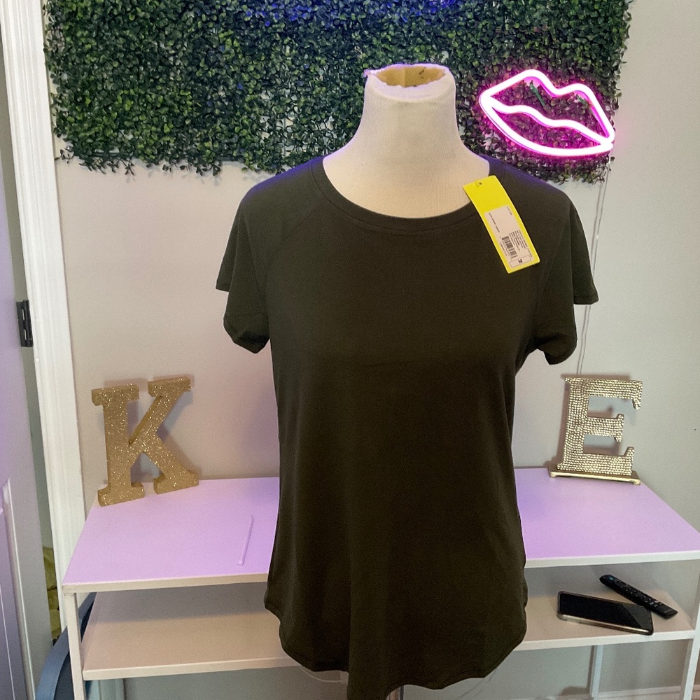NWT Ladies short sleeved work out top - size M